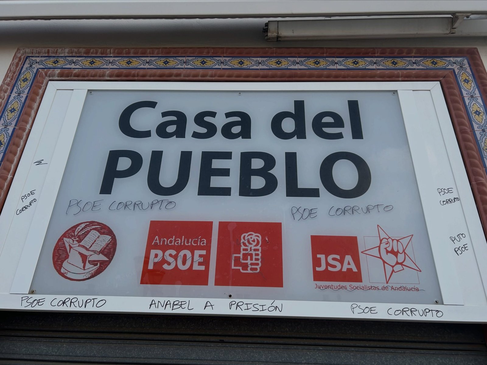 La sede del PSOE ha amanecido vandalizada con pinturas